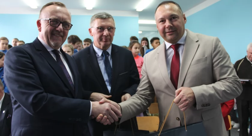 Uroczyste otwarcie biblioteki odbyło się 1 marca br. W wydarzeniu wzięli udział m.in.: poseł do Parlamentu Europejskiego Bogdan Rzońca, poseł na Sejm RP Tadeusz Chrzan, wicemarszałek województwa podkarpackiego Piotr Pilch, starosta jarosławski Stanisław Kłopot czy członek zarządu powiatu jarosławskiego Marek Kisielewicz. Fot. zbiory własne