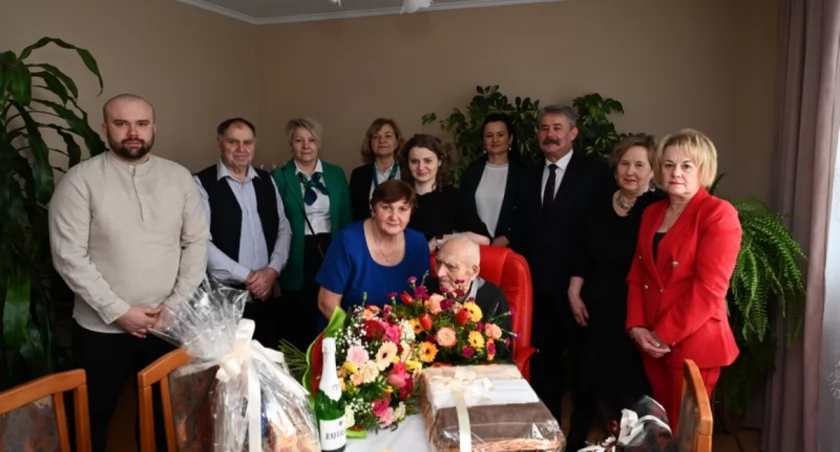 100. urodziny pana Jana postawiono uczcić z pompą. Stulatek podjął u siebie licznych gości./ FOT. UG Pawłosiów