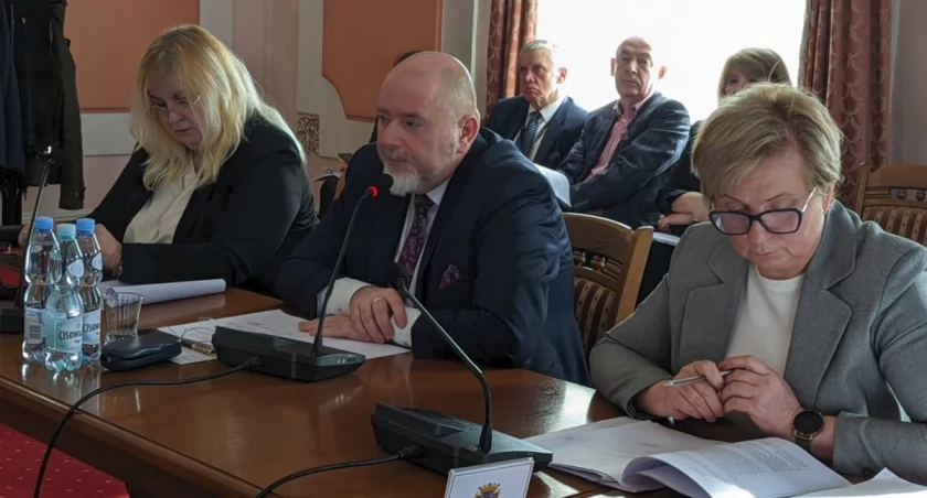 Konieczność zaciągnięcia zobowiązania finansowego wykraczającego poza rok budżetowy 2024 sprowokowała pytania radnych. – Projekt, jak i kosztorys były składane w 2023 roku, obecnie mówimy o przetargu, więc faktyczne koszty zadania poznamy po jego rozstrzygnięciu. Nie wiemy, jakie wykonawcy zaproponują ceny i czy uda się nam zmieścić w kwocie zaplanowanej na rok obecny i 2025 – wyjaśniał burmistrz W. Paluch./ FOT. UM Jarosław