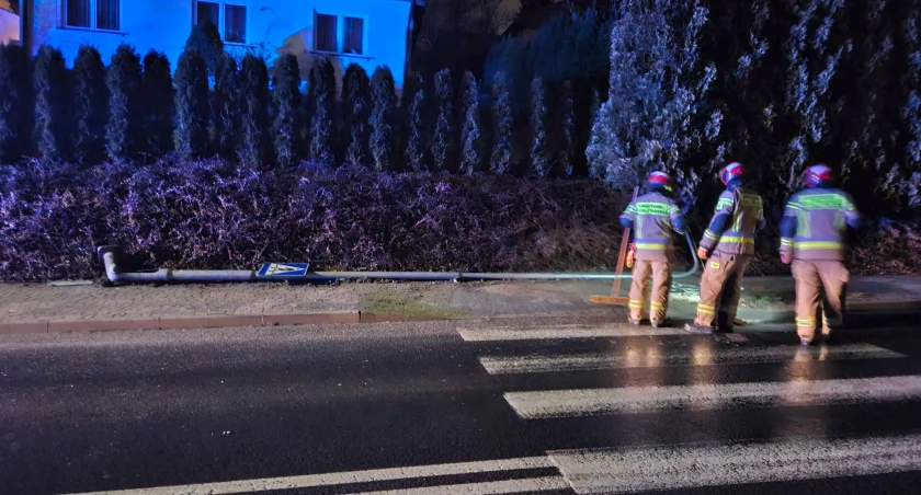 Ostatnie, najświeższe zdarzenie miało miejsce na ulicy Paderewskiego 17 lutego br. Tym razem na przejściu dla pieszych na wysokości Paderewskiego 32 auto skasowało latarnię, która spadła na chodnik. Cudem nikt nie zginął./ FOT. ZW