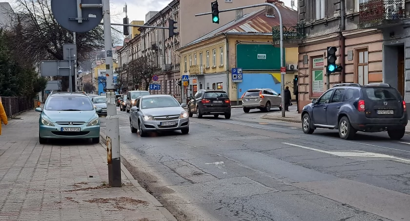 Znak zakazu parkowania ustawiony jest w dość bliskiej odległości od wyjazdu z terenu wspólnoty mieszkaniowej 3 Maja 38b. Kierowcy, wyjeżdżając z posesji w prawo, mają mocno ograniczoną widoczność z lewej strony, co spowodowane jest parkującymi przed znakiem samochodami./ FOT. U. Gielo