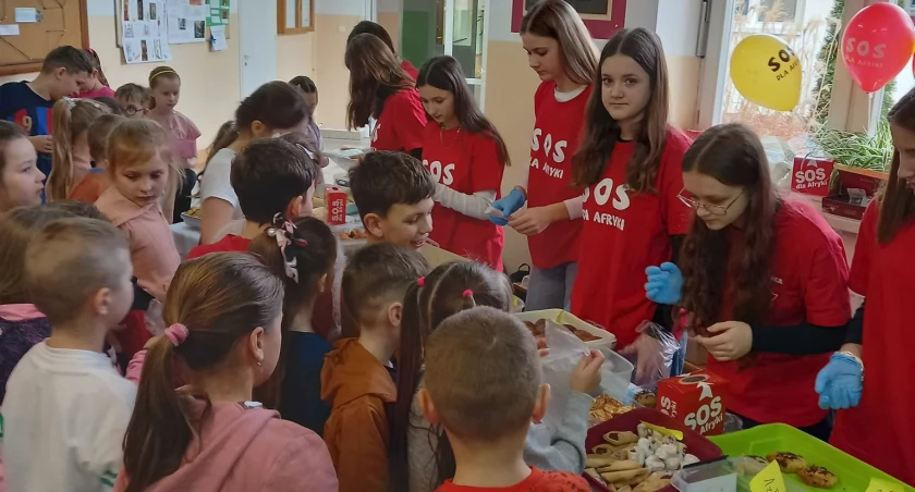 W SP im. T. Kościuszki w Sieniawie do zadania pod hasłem „Wyślij pączka do Afryki” przygotowano się rewelacyjnie, akcentując przy okazji hasło zbiórki. W placówce zorganizowano kiermasz słodkości, które nabyć można było w zamian za drobne datki./ FOT. SP w Sieniawie