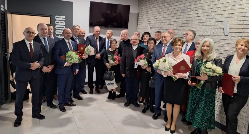 Nadanie honorowych tytułów „Zasłużony dla Powiatu Lubaczowskiego” miało miejsce w Miejskim Domu Kultury im. Aleksandra Sas Bandrowskiego w Lubaczowie, podczas uroczystej sesji rady powiatu. Łącznie wyróżnienie przyznano 15 osobom, w tym czterem pośmiertnie./ FOT. Starostwo Powiatowe w Lubaczowie