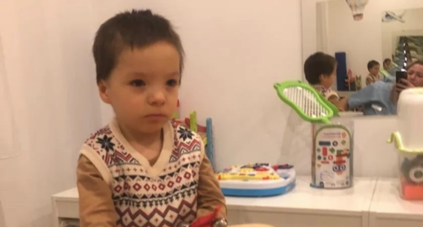 Codzienność 4-letniego Huberta, małego mieszkańca Lubaczowa, to regularne wyjazdy na badania i rehabilitację do Warszawy. Dla rodziny chłopca to duże wyzwanie finansowe, ale i organizacyjne./ FOT. LCIS Nasza Przyszłość