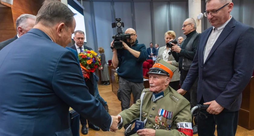 Kpt. T. Lutak, mimo sędziwego wieku, wciąż jest pełen werwy i nie brakuje mu pogody ducha. Nie krył wzruszenia przyznanym wyróżnieniem i salwą braw, jakimi uhonorowano go podczas ostatniej sesji rasy sejmiku. Uraczył zebranych wspomnieniami z okresu walki o wolną Polskę i jedną z żołnierskich piosenek./ FOT. UMWP