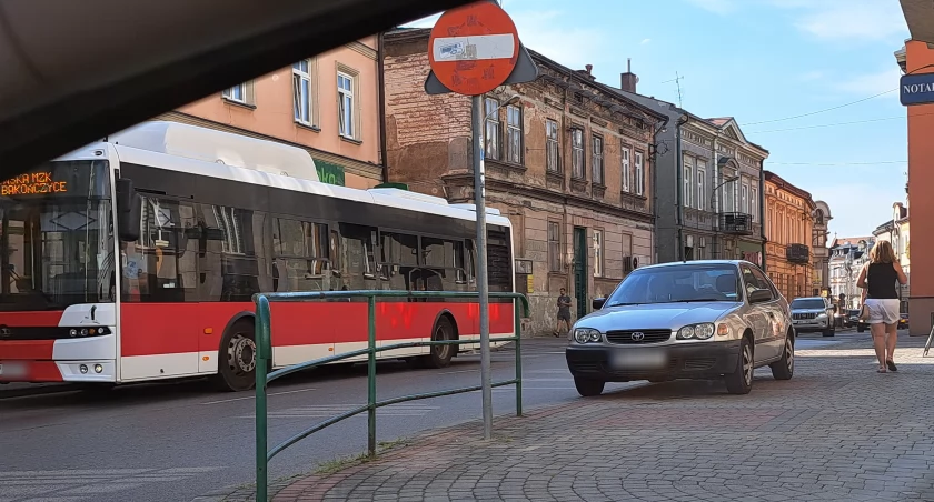 Mieszkańcy nie chcą ryzykować, włączając się z Tuwima w ulicę Dworskiego, jednak widoczność ograniczają im auta zaparkowane przy drugiej z wymienionych. Z trudem udaje się dojrzeć, czy z prawej nie nadjeżdża jakiś pojazd. Dzięki planowanej zmianie organizacji ruchu kłopoty kierowców mają się skończyć. / FOT. U. Gielo
