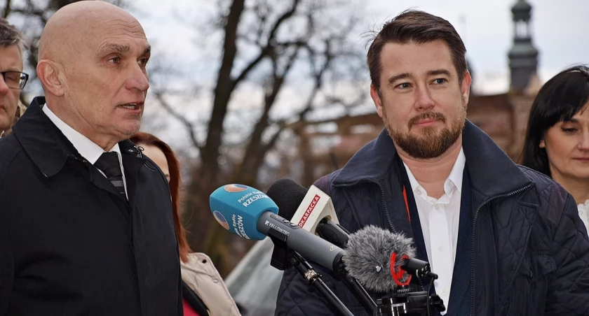 – Wszystko wskazuje na to, że w tym procesie kontroli nie biorą udziału członkowie komisji ani pełnomocnicy wyborczy, a pracownicy prezydenta miasta Przemyśla. To oni weryfikują ważność podpisów – powiedział Arkadiusz Południak (z prawej). Fot. Mariusz Godos 