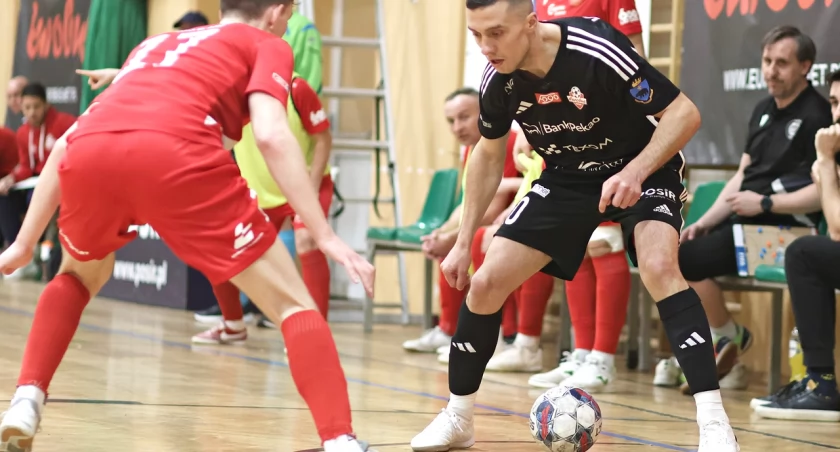 Mateusz Wanat (z prawej) zmarnował znakomitą sytuację, a dodatkowo obejrzał na ławce żółtą kartkę, przez którą nie zagra w kolejnym meczu z ekipą z Wilanowa. Fot. Grzegorz Gajdzik