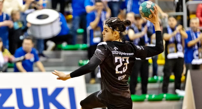 Edyta Byzdra była poza zasięgiem rywalek. Jak najbardziej zasłużenie zgarnęła nagrodę dla najwartościowszej zawodniczki meczu w Elblągu. Fot. ORLEN Superliga Piłki Ręcznej Kobiet