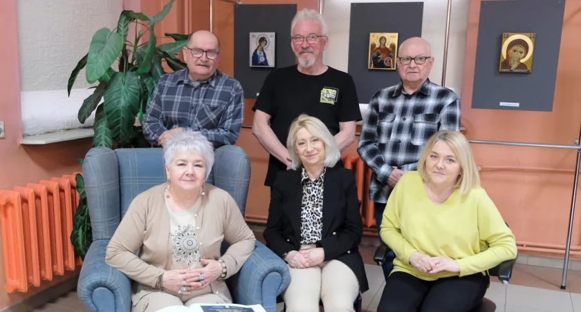 Zarząd „Sztukowiska”: Ewa Wolak, Bożena Piotrowska, Danuta Święcka. Stoją: Jerzy Wolak, Leszek Matysiak i Artur Lewiński./ Zdjęcia: Jacek Szwic