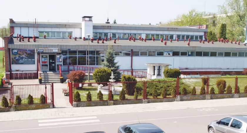 Obiekty zarządzane przez POSiR są wiekowe i kilka z nich wymaga natychmiastowego remontu. Hala sportowa, kryta pływalnia (na zdjęciu), trybuna stadionu przy ul. 22 Stycznia. Fot. Mariusz Godos