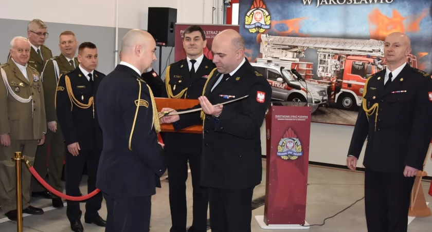 Rozstanie z mundurem po wielu latach służby i odejście na zasłużoną emeryturę otwiera nowy etap życia. W taki wkroczył kierujący jarosławską Komendą Powiatowej Państwowej Straży Pożarnej st. bryg. Krzysztof Kowal./ FOT. K. Balicki