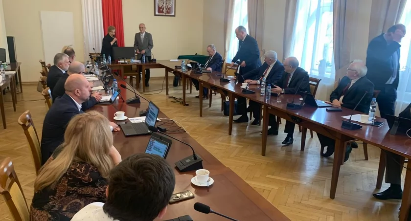 Kandydatura Władysława Maciupy, zaproponowana przez Marka Kudłę, została poparta 13 głosami „za”, przy 4 głosach sprzeciwu i 1 wstrzymującym się./ FOT. Starostwo Powiatowe w Przemyślu
