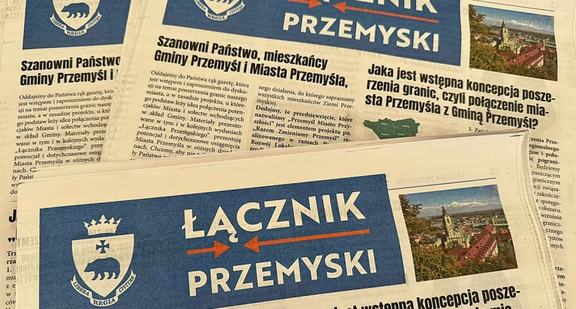 „Łącznik Przemyski” w założeniu ma promować i przybliżać ideę poszerzenia miasta. Liczy aż 24 strony i w większości stanowi resume przedsięwzięć sfinalizowanych lub zaczętych w latach 2019 – 2024, czyli w okresie prezydentury Wojciecha Bakuna. Fot. zbiory własne