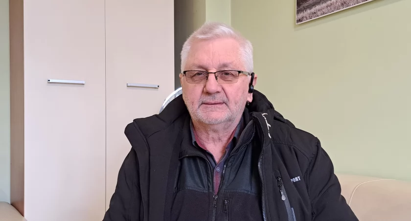 – Wymaga się od ludzi albo płatności kartą, albo odsyła ich do innych instytucji, co jest wykluczeniem tych osób, szczególnie starszych, które mają prawo nie korzystać z płatności elektronicznych i często tego robić nie chcą albo nie potrafią – twierdzi mieszkaniec Orłów J. Kurcek./ FOT. U. Gielo