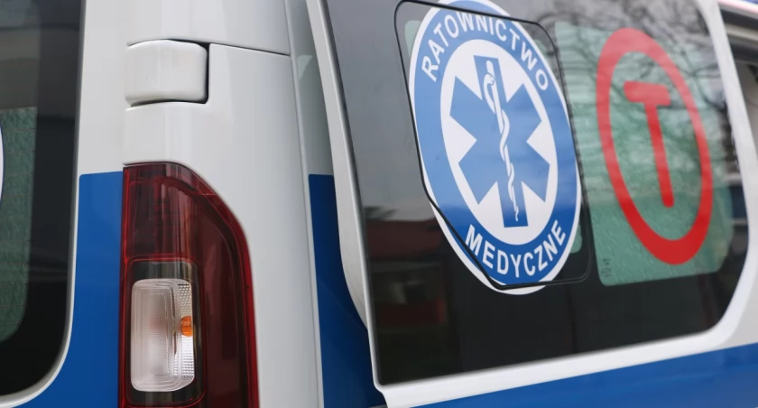 Jak wynika z relacji żony pacjenta, najpierw około pół godziny reanimowano go w domu, a następnie zabrano do szpitala w Lubaczowie. Tam około godziny przebywał w szpitalnym garażu dla karetek, cały czas znajdując się w ambulansie. Dopiero po tym czasie został przewieziony do szpitala w Przemyślu.