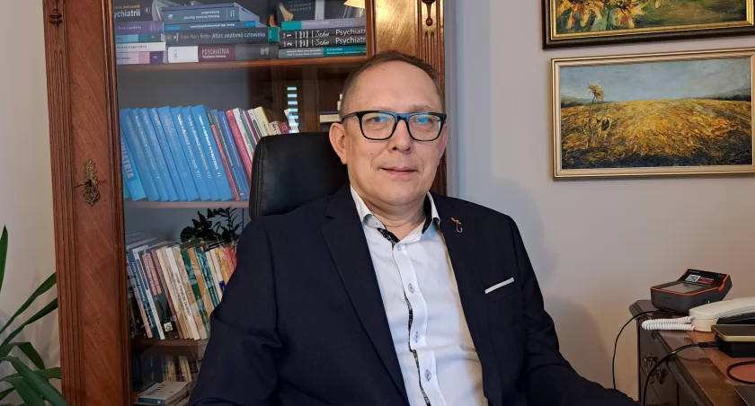 – Wyjechałem studiować do wielkiej Łodzi, więc zdążyłem przez te 6 lat poznać smak życia w wielkim mieście. Na koniec studiów mogłem wybrać sobie miejsce pracy, stawiając np. na Wrocław, Warszawę, Łódź czy Kraków. Postawiłem na Przemyśl. I nigdy tej decyzji nie żałowałem – mówi dr n. med. Maciej Kuligowski, prezes podkarpackiego oddziału Polskiego Towarzystwa Psychiatrycznego, konsultant wojewódzki w dziedzinie psychiatrii na  Podkarpaciu w latach 2008 – 2018, laureat ogólnopolskiej nagrody „Zło