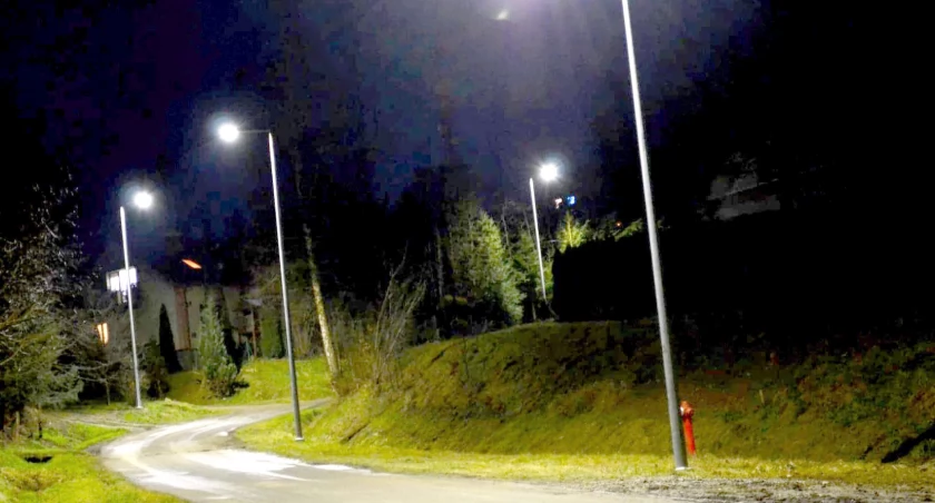 Niebawem w kilku bardzo ważnych dla mieszkańców lokalizacjach gminy Bircza pojawi się wreszcie oświetlenie drogowo-uliczne, zaś w innych mało oszczędne lampy sodowe będą zastąpione bardziej ekonomicznymi oprawami ledowymi./ FOT. FB Gmina Bircza