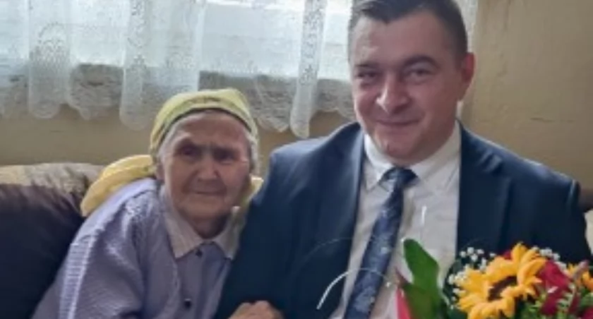 Pani Janina przyjęła bukiet kwaitów od wójta gminy Dynów Wojciecha Piecha./ FOT. UG Dynów 