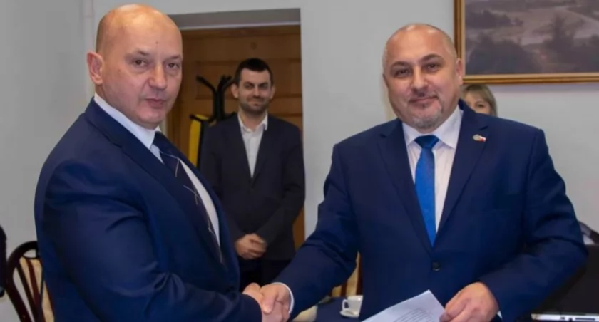 Wyboru na stanowisko rektora PANS dr. hab. Markowi Delongowi (z lewej) pogratulował przewodniczący Kolegium Elektorów dr inż. Piotr Kisiel. Rektor-elekt rozpocznie swoje urzędowanie 1 września 2024 roku./ FOT. PANS Przemyśl