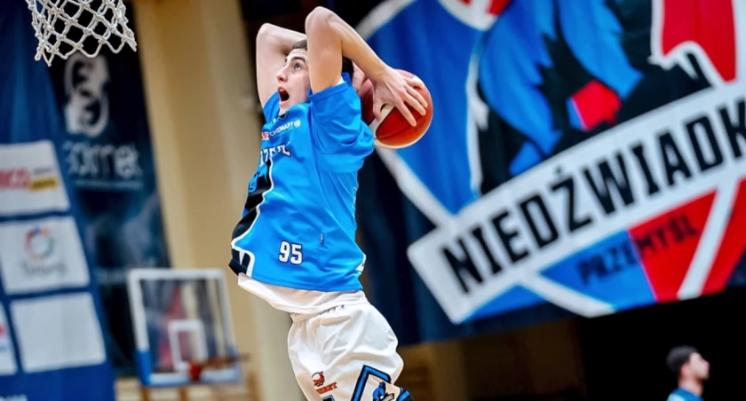 Bruno Chalicki pod Wawelem zapisał na swoje konto triple-double, czyli potrójną dwucyfrową zdobycz: 11 punktów, 12 zbiórek, 10 asyst. Fot. Niedźwiadki Chemart Przemyśl