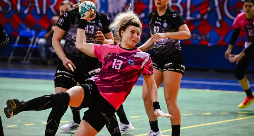 Reprezentacyjna obrotowa Sylwia Matuszczyk (z piłką) była prawdziwą liderką jarosławskiego zespołu w meczu z Galyczanką Lwów. Fot. ORLEN Superliga Piłki Ręcznej Kobiet