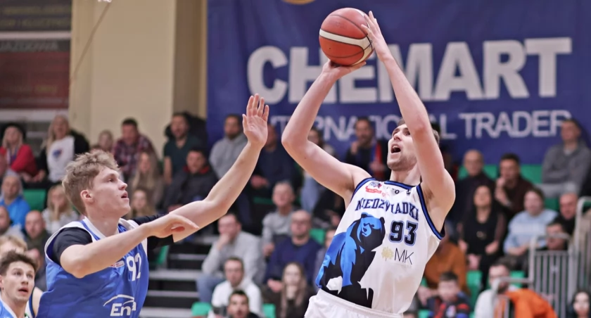 Sebastian Rompa (z piłką) w niecałe 28 minut zaliczył w Poznaniu double-double (19 pkt; 11 zb) i jako jeden z nielicznych dał zespołowi cokolwiek w tym spotkaniu. Fot. Grzegorz Gajdzik