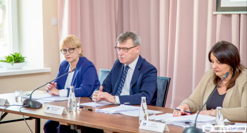 – Dotychczas dbaliśmy o to, aby jakość usług publicznych stała na jak najwyższym poziomie. Modernizujemy przedszkole, wkrótce powstanie żłobek, niedawno oddaliśmy do użytku pięknie wyremontowaną szkołę podstawową. Teraz mamy do zaoferowania także działki budowlane – mówił o pomysłach na zmianę sytuacji demograficznej w mieście burmistrz Mieczysław Piziurny.
