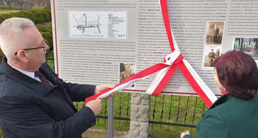 Elementem obchodów rocznicowych było uroczyste odsłonięcie tablicy opisującej przebieg represyjnej akcji pacyfikacyjnej. Tekst umieszczonej na niej inskrypcji opracowała Bożena Lotycz, która razem z gospodarzem gminy uczestniczyła w tym symbolicznym wydarzeniu./ FOT. UG Rokietnica