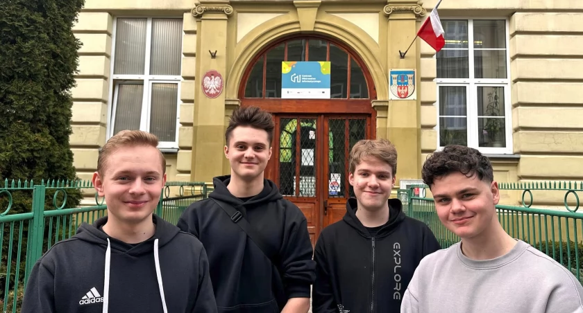 Szymon Biały, Hubert Bielecki, Gabriel Bajsarowicz i Vladyslav Buriachok wymyślili aplikację, która ma ułatwić niepełnosprawnym i rodzicom z wózkami dziecięcymi poruszanie się w miejskiej przestrzeni. Chcą lepiej doposować ją do potrzeb użytkowników, dlatego proszą mieszkańców o podpowiedzi./ FOT. ZSTiO