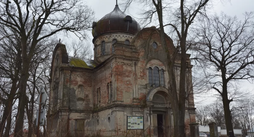 W zrujnowanej cerkwi w Starym Dzikowie kręcone były sceny z przetrzymywania polskich oficerów przez Sowietów w obozie jenieckim w Kozielsku. We wnętrzu pozostała część scenografii, miedzy innymi sześciopiętrowe prycze./ FOT. P. Gęsiorski