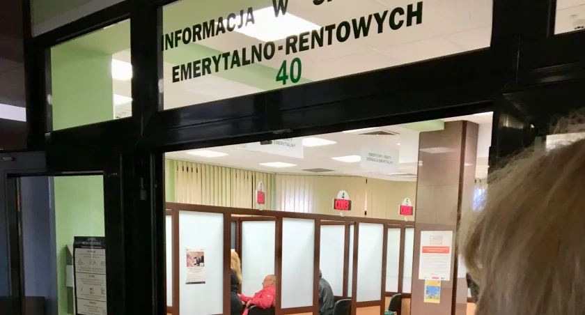 Skutkiem nabrania się na obietnicę wcześniejszej emerytury może być choćby zaciągnięcie kredytu na nasze nazwisko – przestrzega ZUS. / FOT. ZUS