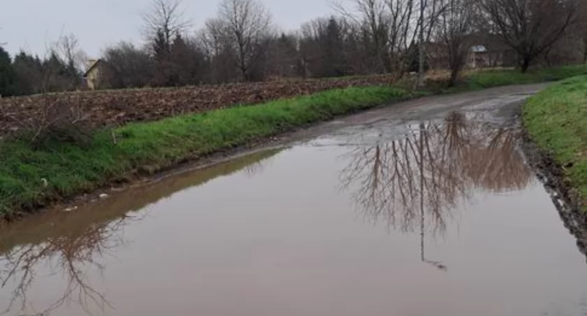 Stan Przekopanej przedstawia się tragicznie. Mamy tu dziurę na dziurze, a po deszczu, gdy w zagłębieniach zgromadzi się woda, w niektórych miejscach tworzy się niemal basen./ FOT. U. Gielo
