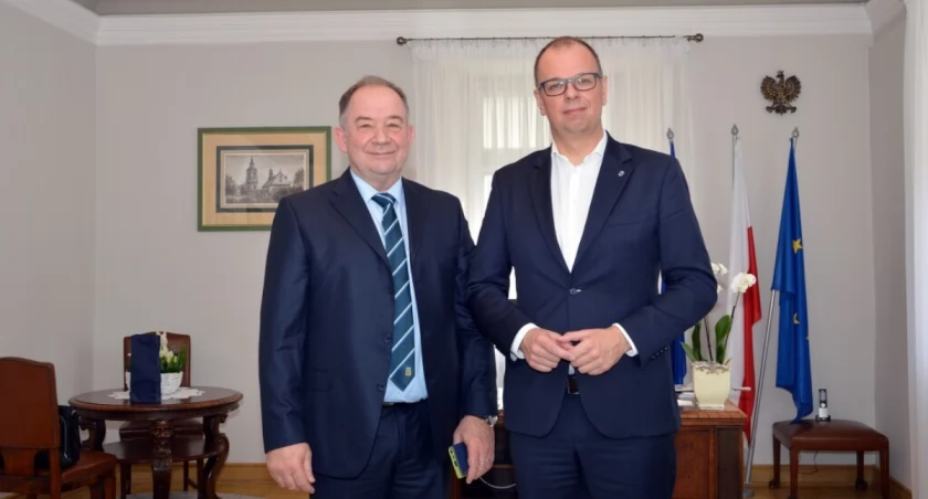 Szczegóły dotyczące planowanego upamiętnienia generała Maistera w Przemyślu omówiono podczas niedawnej wizyty attaché obrony Ambasady Republiki Słowenii kpt. Gorazda Bartola u prezydenta miasta Wojciecha Bakuna./ FOT. UM Przemyśl
