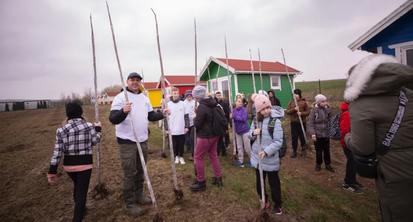 Czynny udział w akcji sadzenia drzewek wzięli uczniowie ze Szkoły Podstawowej Sióstr Niepokalanek w Jarosławiu i Szkoły Podstawowej w Ujkowicach./ FOT. SP w Ujkowicach
