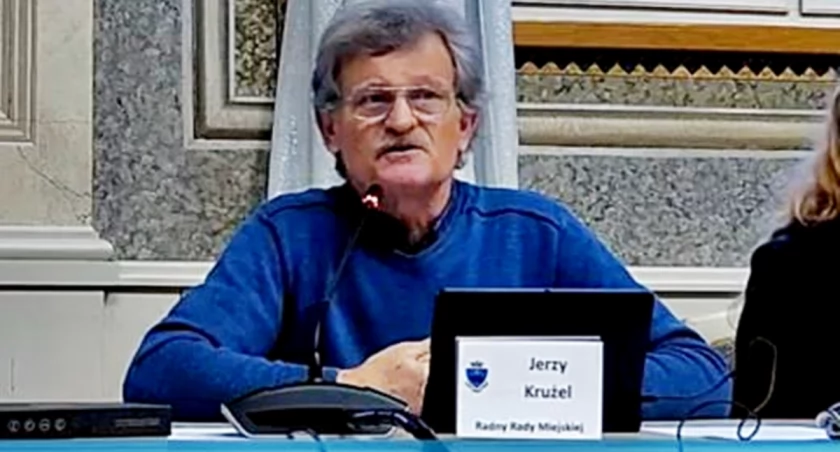 – Bardzo dokładnie przeczytałem pismo PGNiG Termika Energetyka Przemyśl. Papier wszystko przyjmie i robienie wody z mózgu radnym, którzy nie znają się na energetyce, bo nie muszą, to bardzo prosta sprawa. Można radnym, których traktuje się jak idiotów, wszystko wcisnąć – powiedział podczas sesji radny niezależny Jerzy Krużel. Pytał, dlaczego spółka kupuje miał węglowy za 1 tys. 98 zł, skoro ten sam w innej kopalni jest po 470 zł?