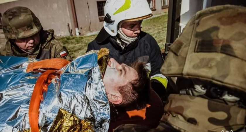 Żołnierze 202 Batalionu Lekkiej Piechoty z Jarosławia, wchodzącego w skład 20 Przemyskiej Brygady Obrony Terytorialnej, byli świadkami poważnej kolizji drogowej, w której wziął udział motocyklista. Ich reakcja była szybka i zdecydowana. Natychmiast udzielili pomocy rannemu. Fot. 20. Przemyska BOT