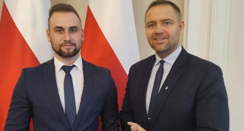 Odznaczenie dla P. Lesiaka z rąk sekretarza stanu w Kancelarii Prezydenta RP Andrzeja Dery odebrał prawnuk, podchorąży Akademii Wojsk Lądowych Piotr Pawełek (z lewej; obok prezes IPN Karol Nawrocki). Fot. Kancelaria Prezydenta RP 