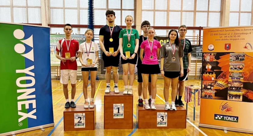 Kacper Drymajło na najwyższym stopniu podium w parze z Aleksandrą Kwietniewską. Fot. zbiory własne