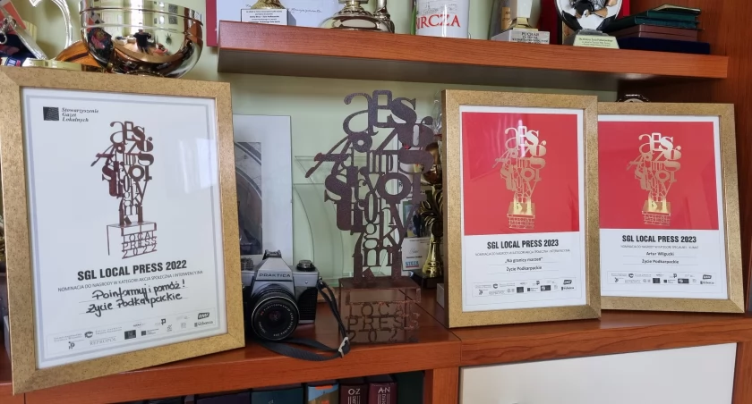 Statuetka Local Press sprzed roku i dwie nominacje z  tego roku na redakcyjnej półce chwały./foto: red./ Статуетка Local Press річної давнини та дві цьогорічні номінації на редакційній полиці слави.