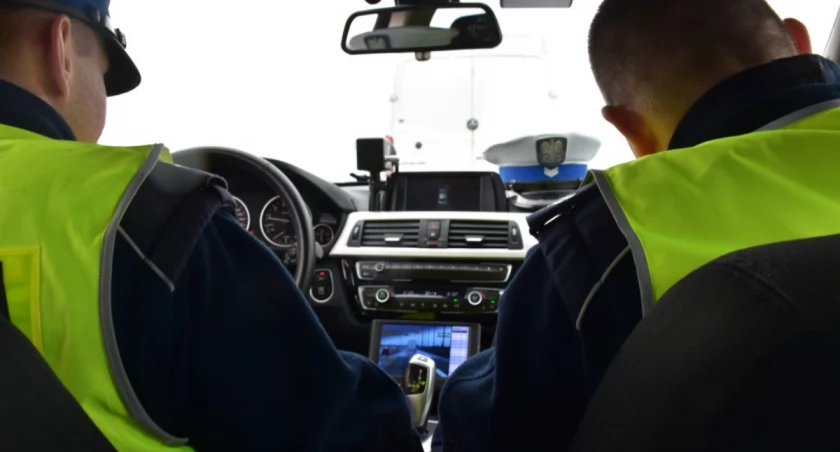 Kierowca mercedesa ukarany został mandatem w wysokości 1500 zł i 13 punktami karnymi, do tego stracił prawo jazdy na trzy miesiące. / FOT. KPP Jarosław