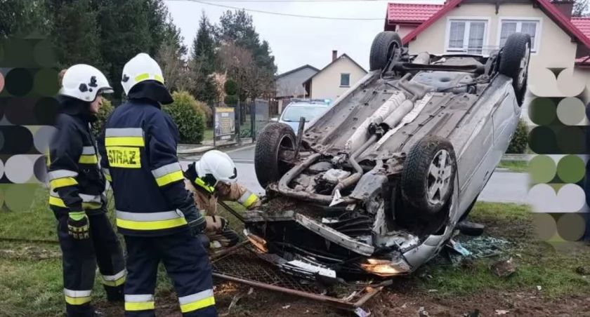 Kierujący osobówką w terenie zabudowanym na prostym odcinku drogi zjechał na przeciwległy pas, finalnie uderzając w przepust i dachując./ FOT. KPP Lubaczów