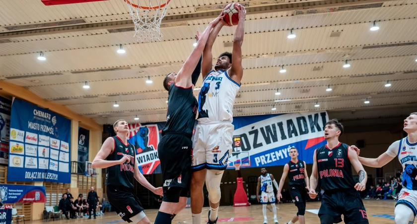 Mark Mboya Kotieno w meczu z WKK dostał prawie 20 minut gry. Zdobył 15 punktów (6/6 z gry), miał najwyższy eval z zespołu (23). Fot. Niedźwiadki Chemart Przemyśl 