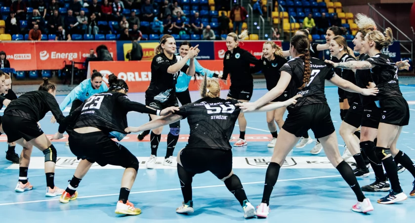 Tak cieszyły się zawodniczki Handball JKS po efektownej, zasłużonej wygranej w Kaliszu. Fot. ORLEN Superliga Piłki Ręcznej Kobiet