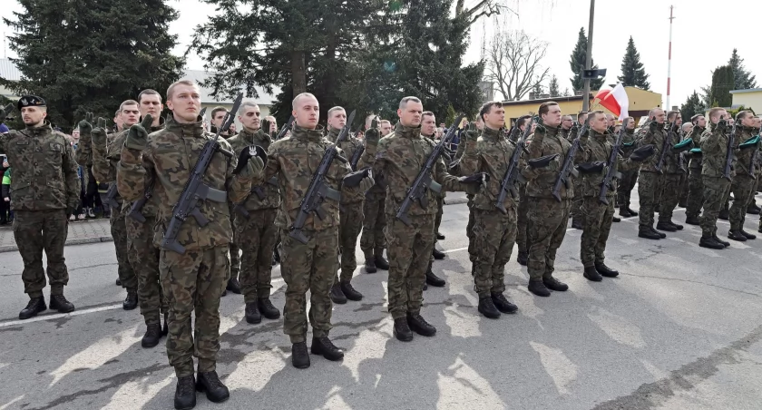 Na placu apelowym 1 Batalionu Czołgów w Żurawicy słowa roty przysięgi wojskowej wypowiedziało 138 żołnierzy Dobrowolnej Zasadniczej Służby Wojskowej./ FOT. 1 Batalion Czołgów
