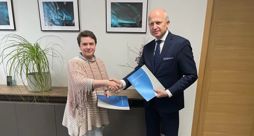 Tak zwaną umowę patronacką parafowali w siedzibie uczelni dyrektor I Liceum Ogólnokształcącego im. J. Słowackiego w Przemyślu Tomasz Dziumak oraz prorektor URz prof. Elżbieta Rokosz./ FOT. I LO
