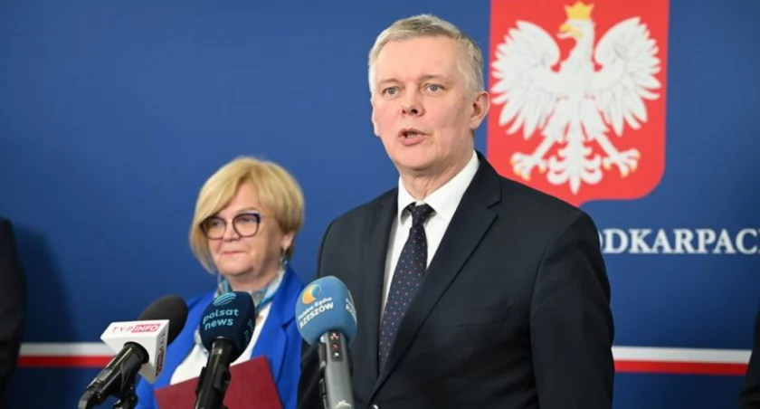 Podczas poniedziałkowej (18 bm.) wizyty w stolicy województwa minister Tomasz Siemoniak zapowiedział powrót do miast wojewódzkich, w tym Rzeszowa, delegatur Agencji Bezpieczeństwa Wewnętrznego./ J. Żygadło PUW Rzeszów