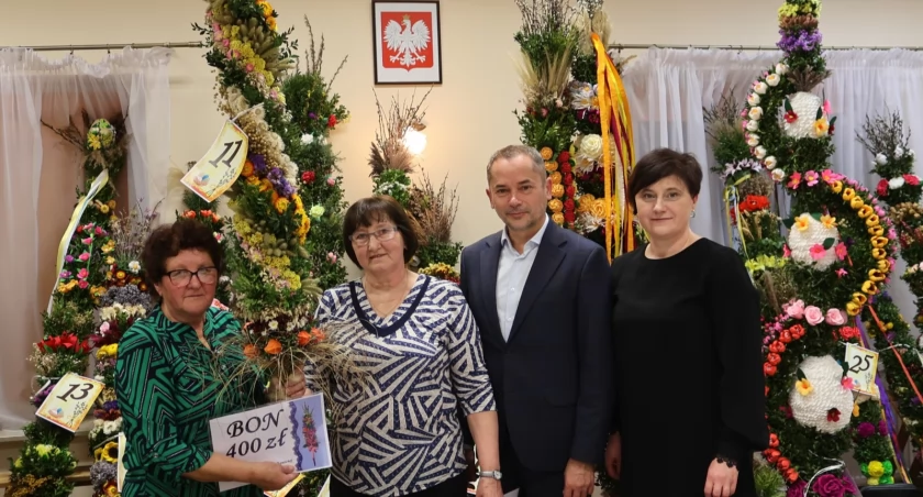 Wszystkie konkursowe palmy poddano wnikliwej ocenie. Autorzy tych najpiękniejszych mogli liczyć na nagrody./ FOT. UG Lubaczów