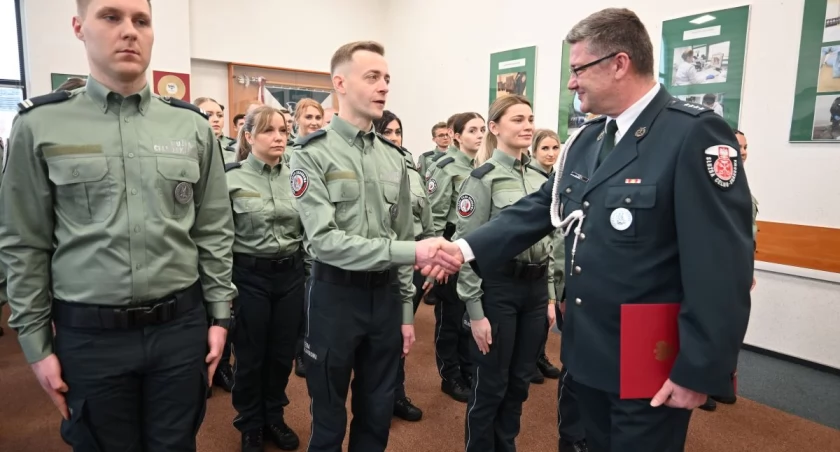 Ślubowanie złożyło 46 funkcjonariuszy, rozpoczynających służbę w strukturach podkarpackiej Krajowej Administracji Skarbowej. Fot. IAS Rzeszów