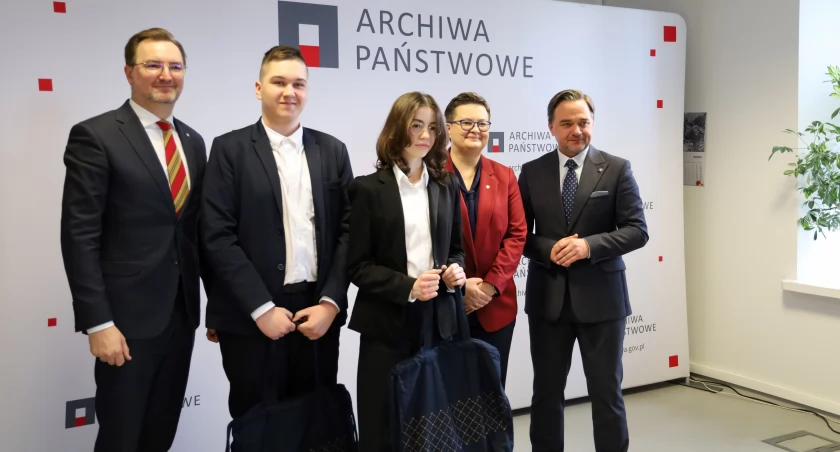 Uczennica klasy ósmej Szkoły Podstawowej w Drohojowie w gminie Orły Klaudia Ziętal zajęła 1. miejsce w kategorii szkół podstawowych w ogólnopolskim konkursie „Nie ma większej miłości od tej, gdy ktoś życie swoje oddaje...”, organizowanym przez Ministerstwo Edukacji Narodowej i Archiwa Państwowe. Fot. zbiory własne